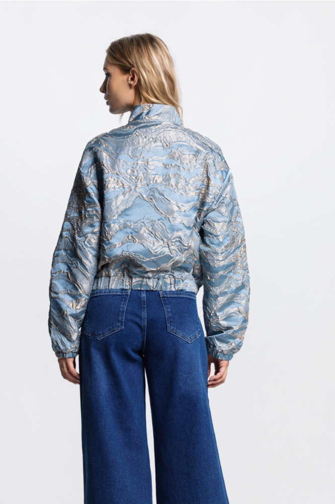 Juffrouw Jansen blauwe dames jas | Model achteraanzicht