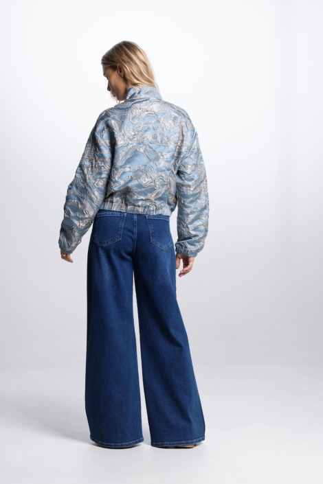 Juffrouw Jansen blauwe dames jas | Model achteraanzicht