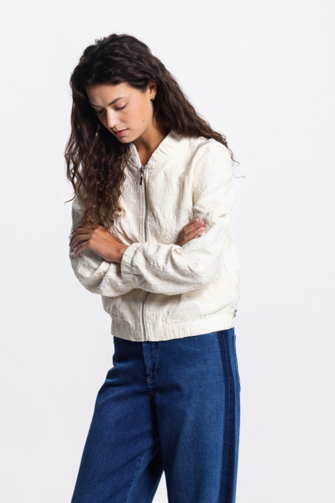 Juffrouw Jansen ecru dames jas | Model vooraanzicht