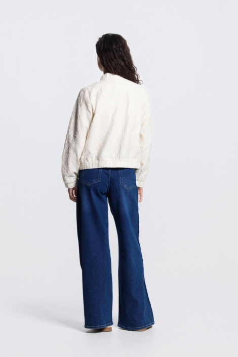 Juffrouw Jansen ecru dames jas | Model achteraanzicht