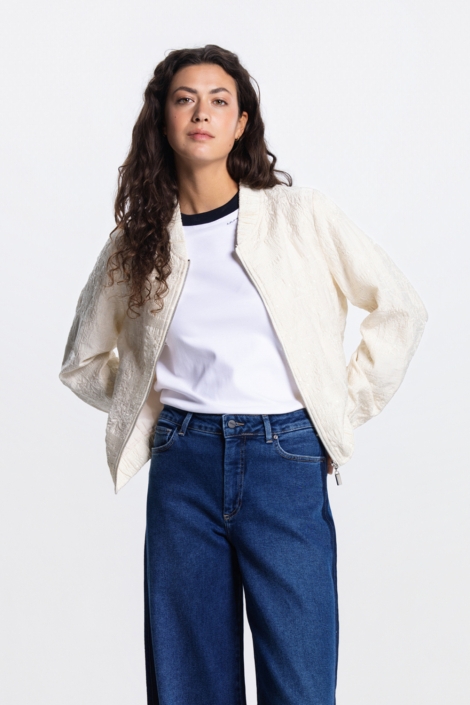 Juffrouw Jansen ecru dames jas | Model vooraanzicht