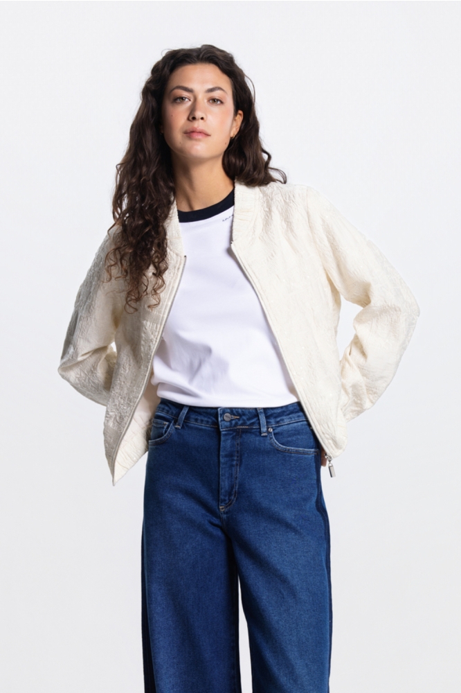 Juffrouw Jansen ecru dames jas | Model vooraanzicht