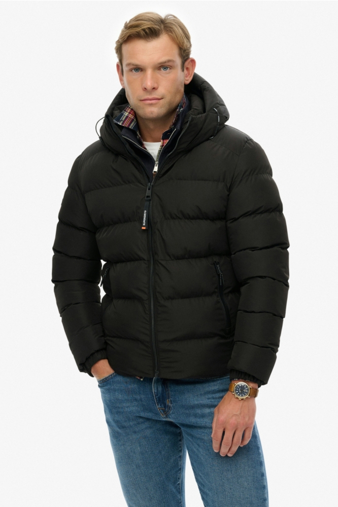 Superdry zwarte heren jas | Model vooraanzicht