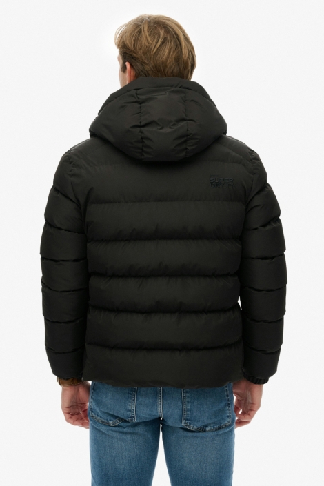 Superdry zwarte heren jas | Model achteraanzicht