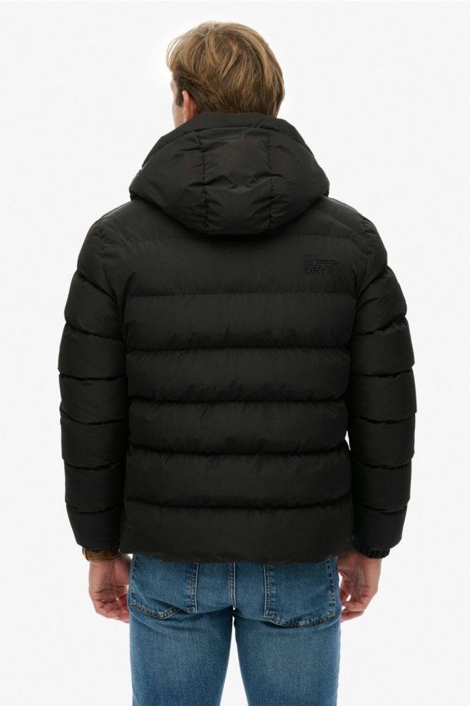 Superdry zwarte heren jas | Model achteraanzicht