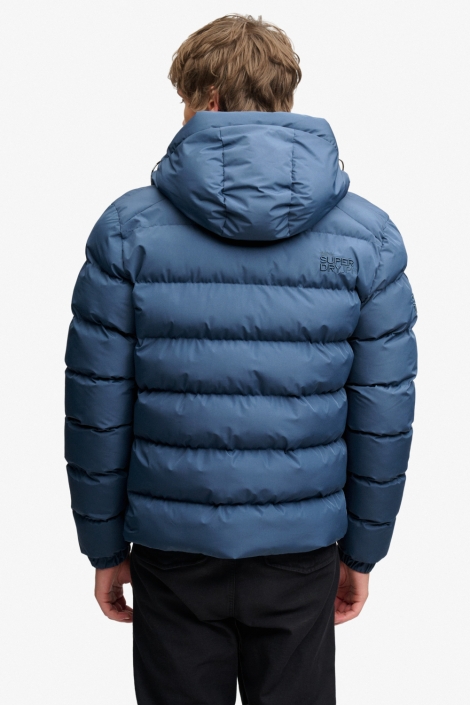 Superdry blauwe heren jas | Model achteraanzicht