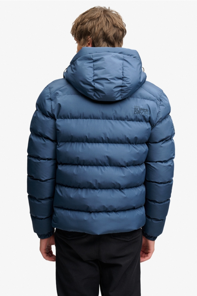 Superdry blauwe heren jas | Model achteraanzicht