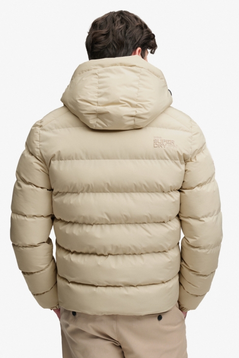 Superdry beige heren jas | Model achteraanzicht