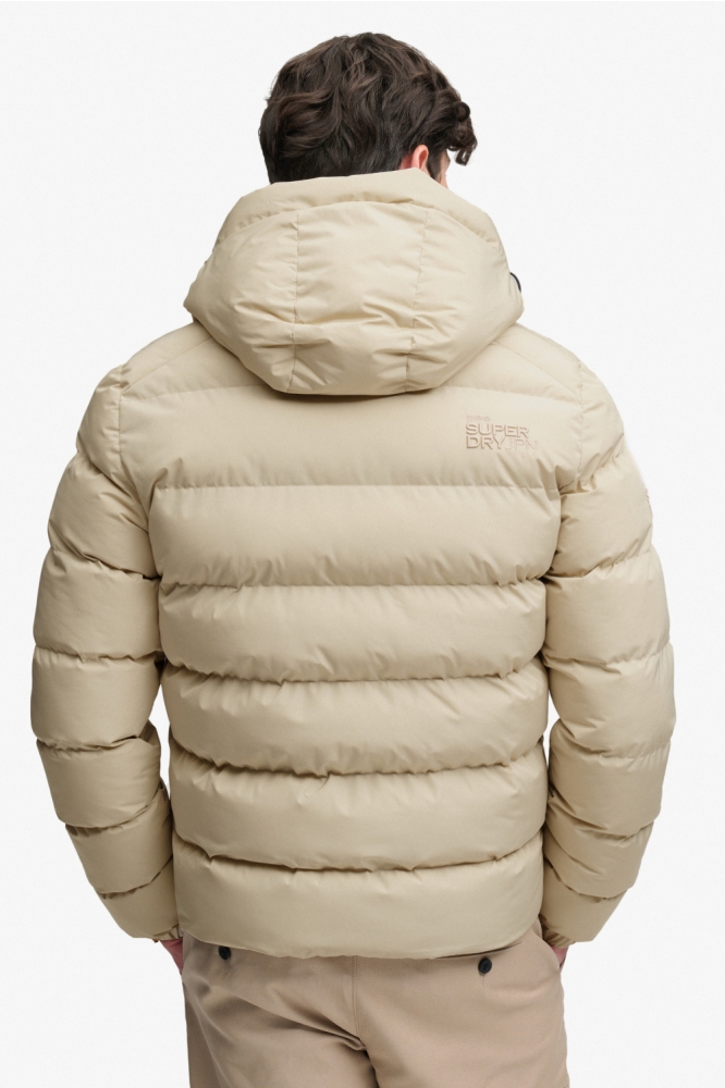 Superdry beige heren jas | Model achteraanzicht