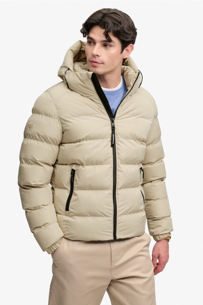 Superdry beige heren jas | Model vooraanzicht