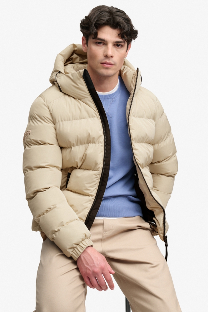 Superdry beige heren jas | Model vooraanzicht