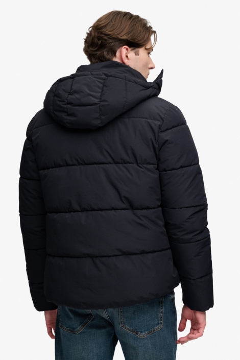 Superdry zwarte heren jas | Model achteraanzicht