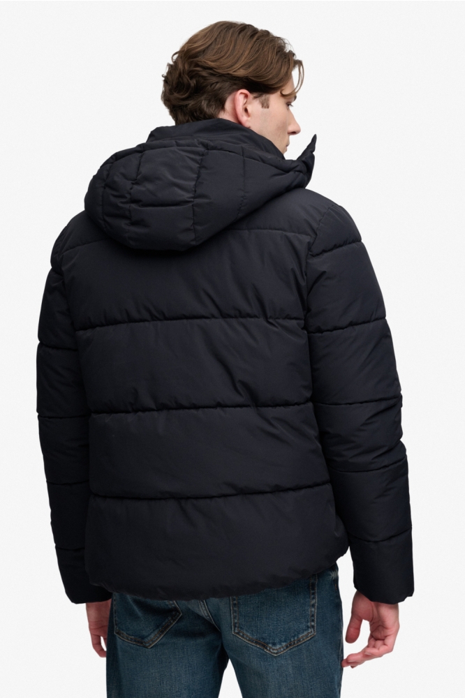 Superdry zwarte heren jas | Model achteraanzicht