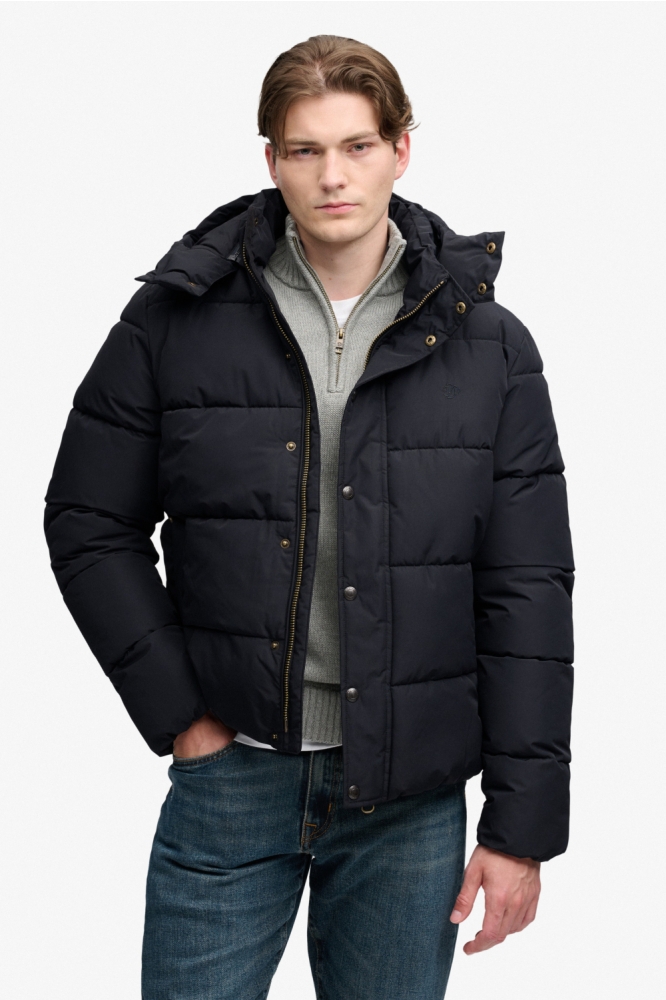 Superdry zwarte heren jas | Model vooraanzicht