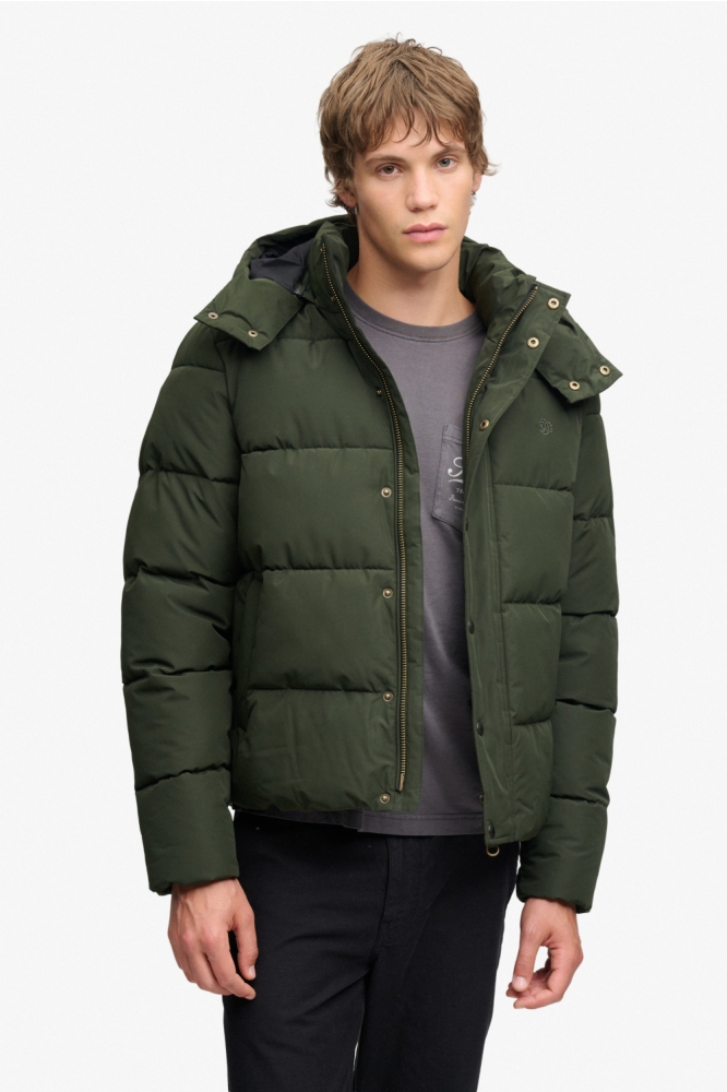 Superdry groene heren jas | Model vooraanzicht