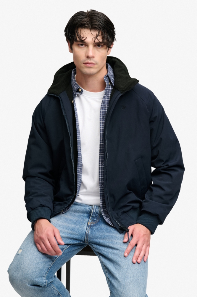 Superdry blauwe heren jas | Model vooraanzicht