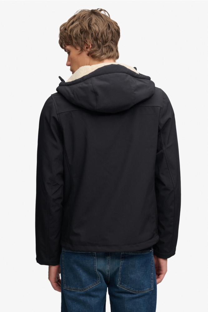 Superdry zwarte heren jas | Model achteraanzicht