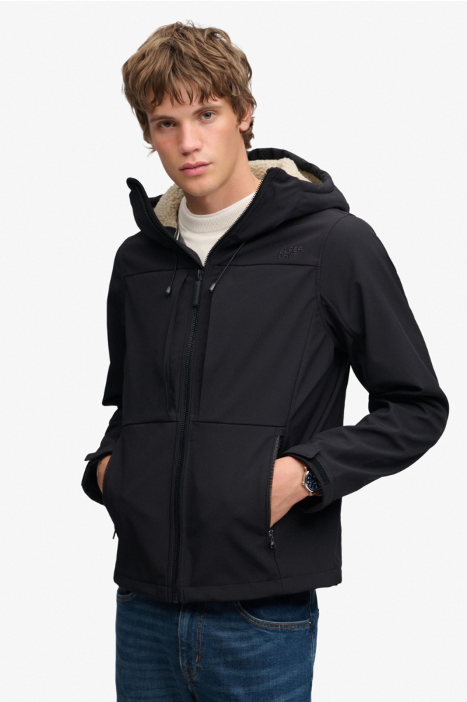 Superdry zwarte heren jas | Model vooraanzicht