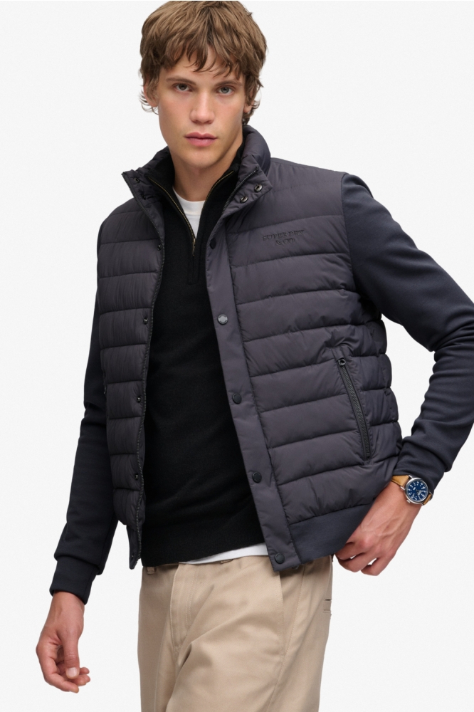Superdry grijze heren jas | Model vooraanzicht
