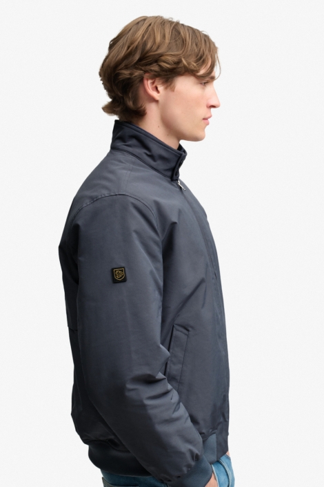 Superdry grijze heren jas | Model zijaanzicht