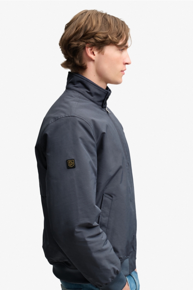 Superdry grijze heren jas | Model zijaanzicht