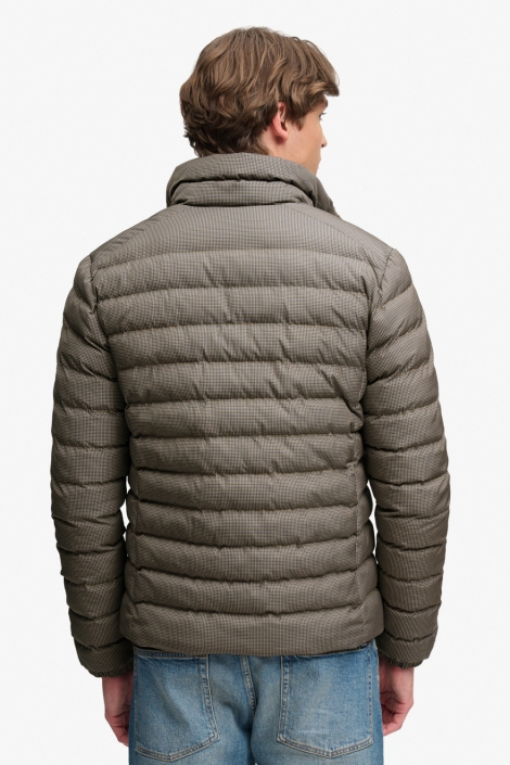 Superdry bruine heren jas | Model achteraanzicht