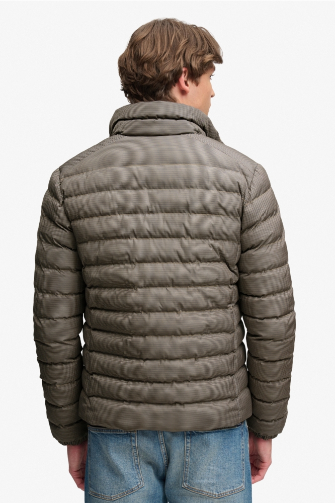 Superdry bruine heren jas | Model achteraanzicht