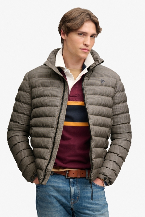 Superdry bruine heren jas | Model vooraanzicht