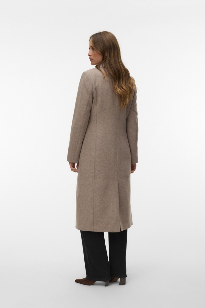 Vero Moda camel dames jas | Model achteraanzicht
