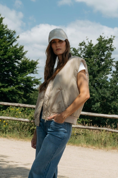Maicazz zand dames jas | Model zijaanzicht