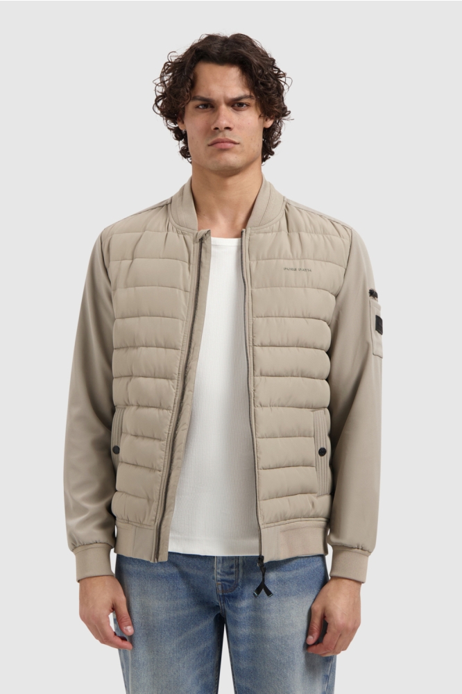 Pure Path zand heren jas | Model vooraanzicht