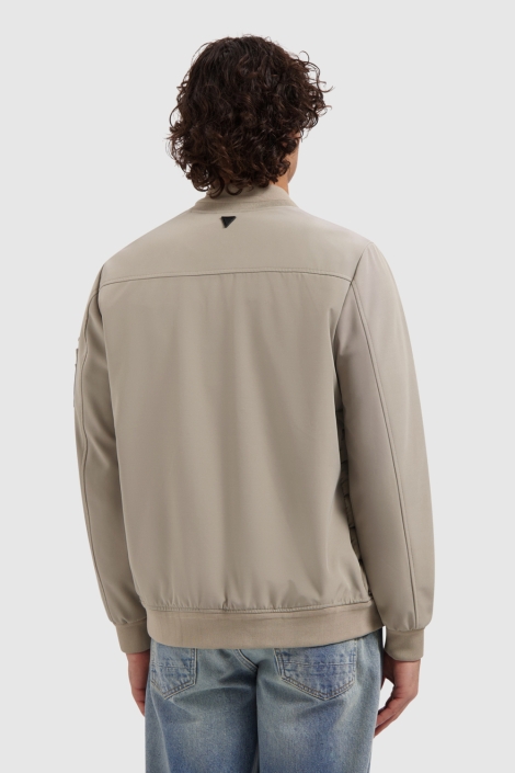 Pure Path zand heren jas | Model achteraanzicht