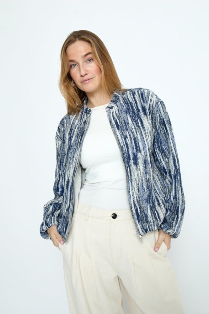 Minus blauwe dames jas | Model vooraanzicht