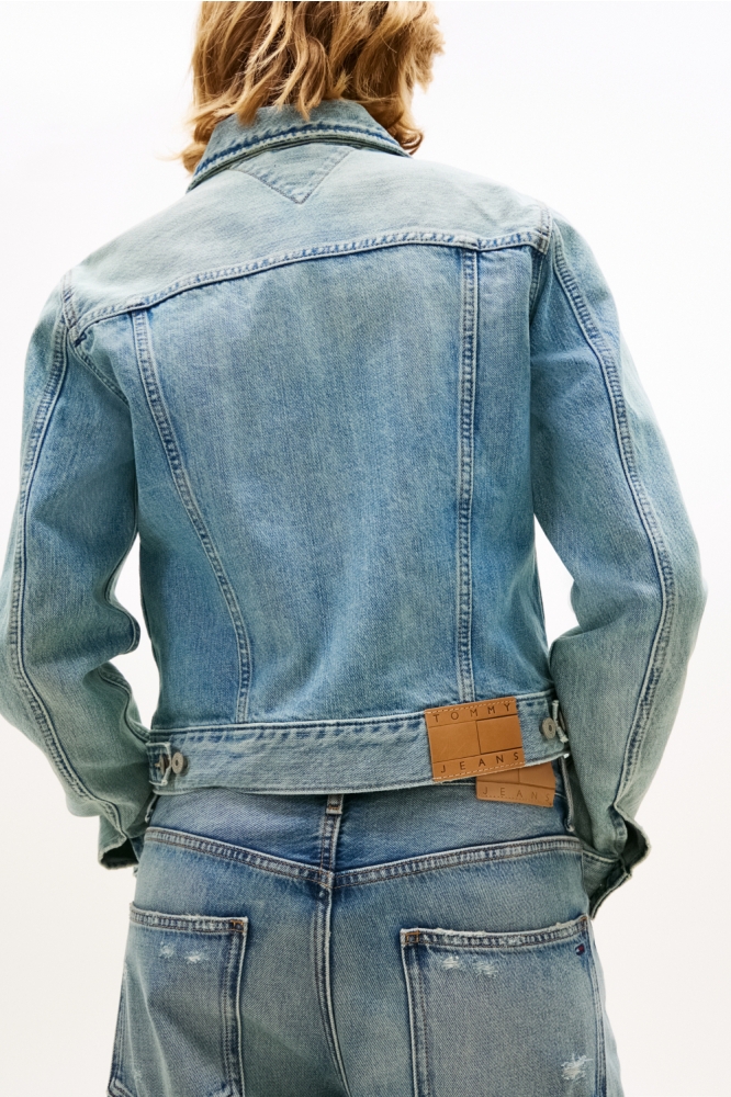 Tommy Jeans blauwe dames jas | Model achteraanzicht