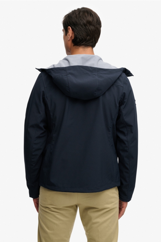 Superdry blauwe heren jas | Model achteraanzicht