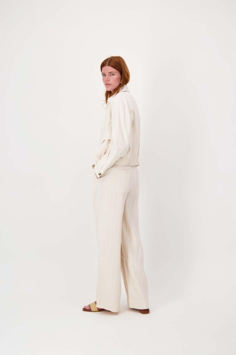 Zusss ecru dames blazer | Model achteraanzicht