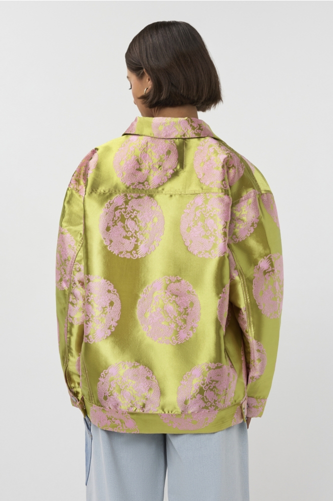 Studio Amaya roze dames blazer | Model achteraanzicht