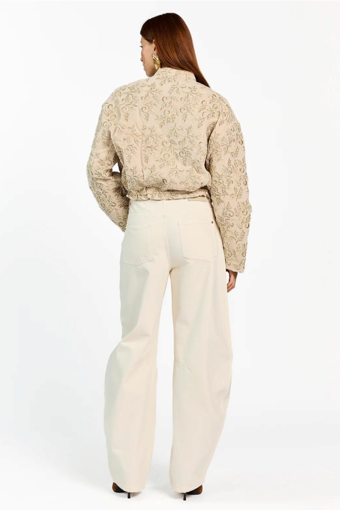 Aaiko ecru dames jas | Model achteraanzicht