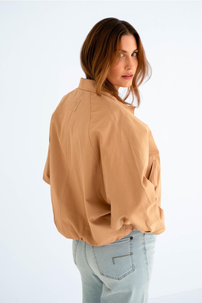 Maicazz camel dames jas | Model achteraanzicht