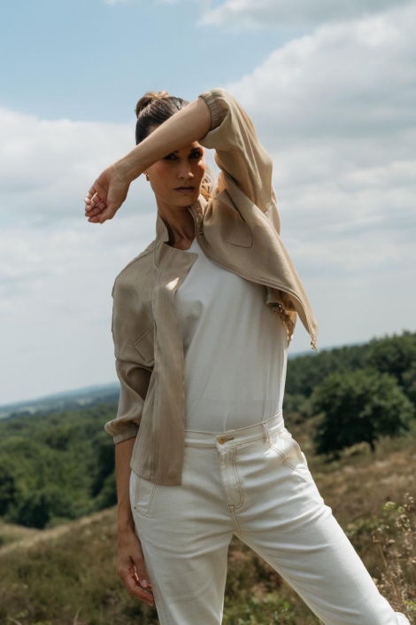 Maicazz zand dames blouse | Model vooraanzicht