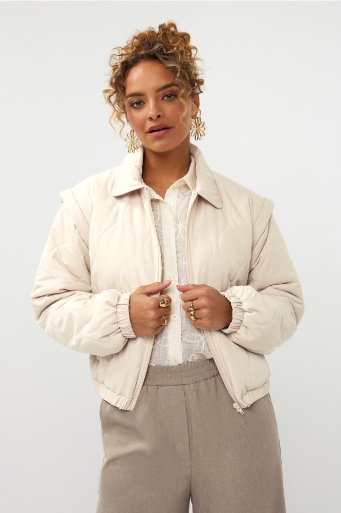 Ydence beige dames jas | Model vooraanzicht