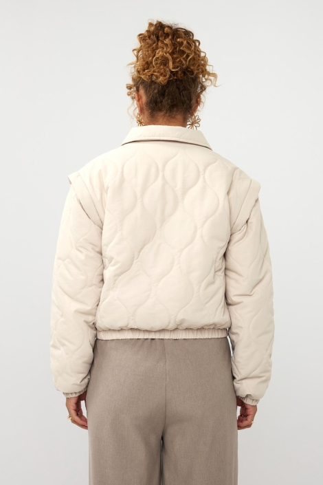 Ydence beige dames jas | Model achteraanzicht