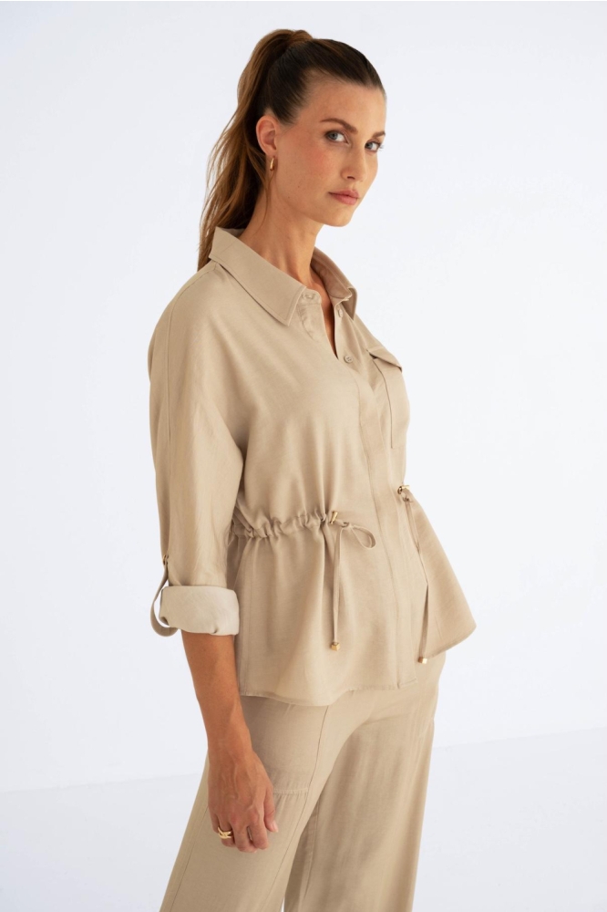 Zizo beige dames blouse | Model zijaanzicht