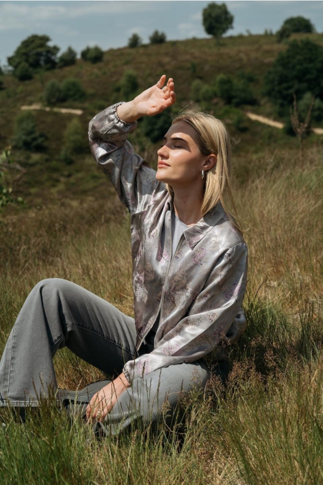 Maicazz grijze dames jas | Sfeerbeeld, In situatie