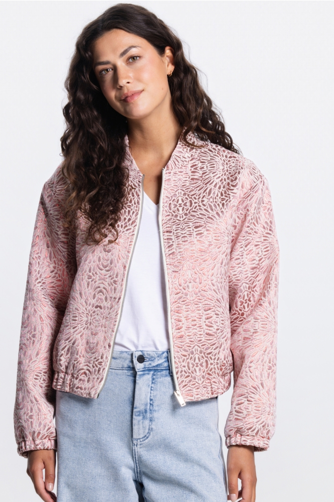 Juffrouw Jansen roze dames jas | Model vooraanzicht