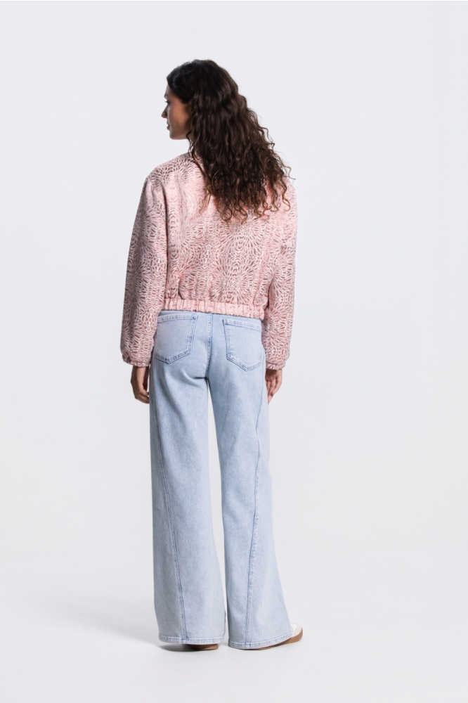 Juffrouw Jansen roze dames jas | Model achteraanzicht