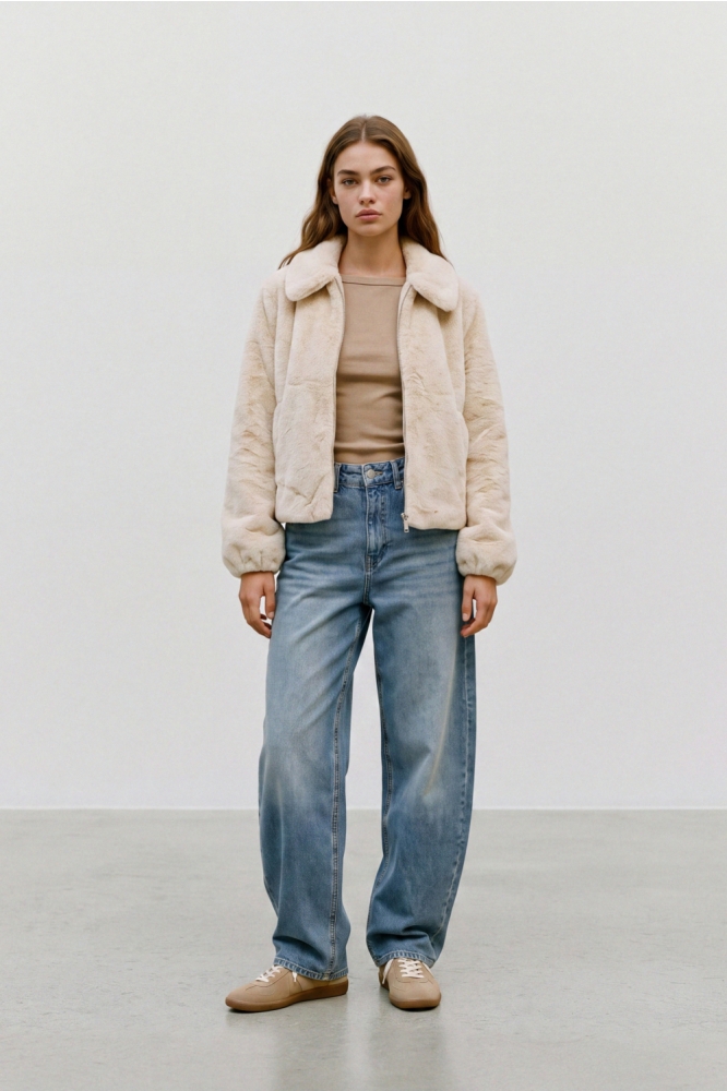 Vero Moda beige dames jas | Model vooraanzicht