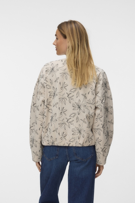 Vero Moda ecru dames jas | Model achteraanzicht