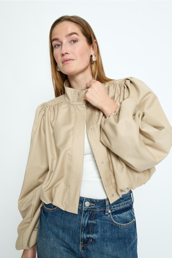 Minus beige dames jas | Model vooraanzicht