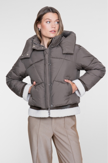 Geisha Jas KORTE WINTERJAS MET TEDDY DETAILS EN CAPUCHON 68521 16 BROWN